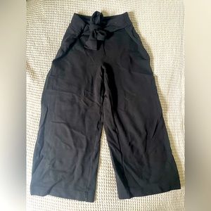 Black stretchy pants (cropped)